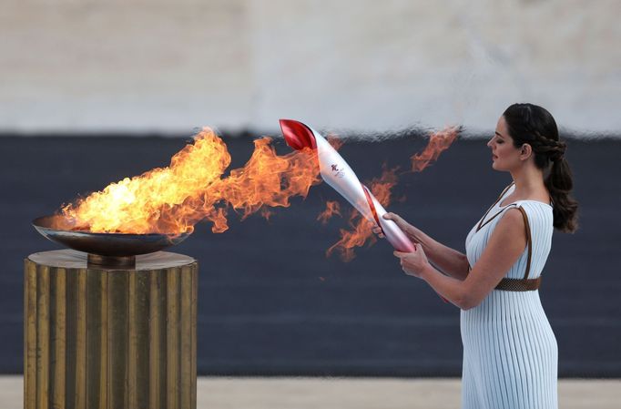 Pořadatelé zimních her v Pekingu převzali v Aténách olympijský oheň