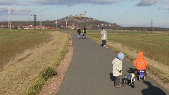 Část plánované cyklostezky Pardubice - Hradec Králové funguje už řadu let. Úsek z Pardubic ke Kunětické hoře je oblíbenou trasou pro cyklisty, inlinisty i rodinné výlety