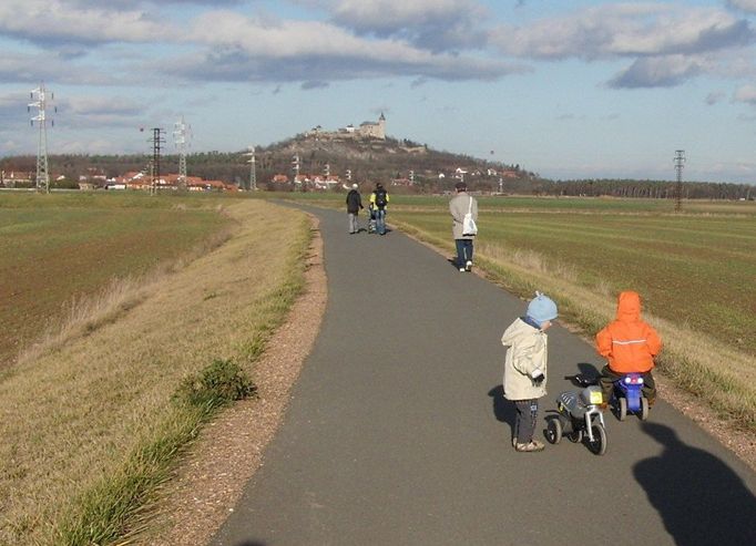 Část plánované cyklostezky Pardubice - Hradec Králové funguje už řadu let. Úsek z Pardubic ke Kunětické hoře je oblíbenou trasou pro cyklisty, inlinisty i rodinné výlety