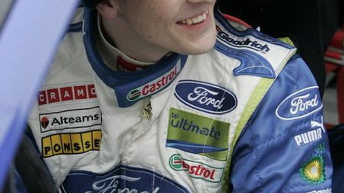 Tovární jezdec Fordu Mikko Hirvonen v klidu popíjí kávu v servisní zóně pátečný etapy Norské Rallye.