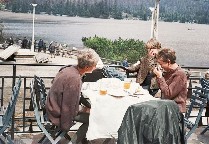 Lidé u Štrbského Plesa, Vysoké Tatry, 1968. Kolorovaný archivní snímek z tatranského pohoří na Slovensku.