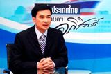 Thajský premiér Apchisit Vedžadžíva během televizního vystoupení. Tento muž by měl podle demonstrujících rozpustit parlament a vypsat předčasné volby.