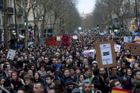 Sto tisíc lidí v Paříži demonstrovalo za sňatky gayů