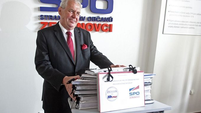 Miloš Zeman s peticí.