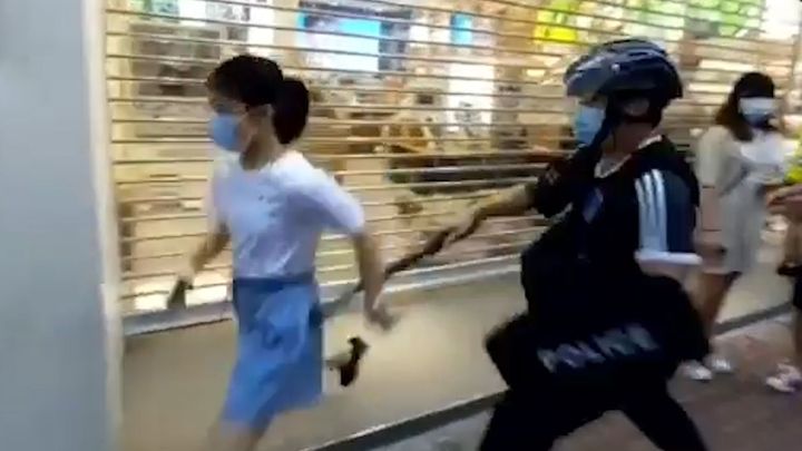 Nová tvář násilí v Hongkongu. Policie strhla na zem školačku, prý si šla nakoupit