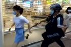 Nová tvář násilí v Hongkongu. Policie strhla na zem školačku, prý si šla nakoupit