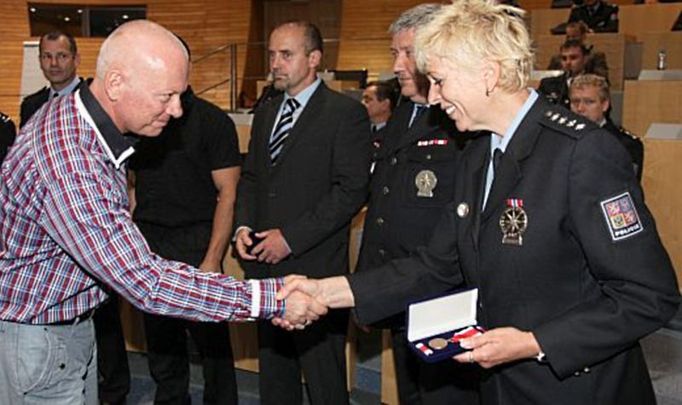 Vřelý stisk s policií. Náměstek hejtmanky Pavel Kouda vyznamenává policisty.