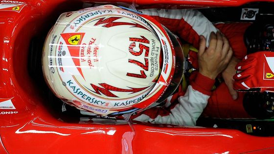 Fernando Alonso sice letošní titul na 99% nezíská, ale v Indii přece ukázal něco k oslavě. S 1571 získanými body přijel jako lídr historických tabulek F1, v nichž porazil  do té doby vedoucího Michaela Schumachera. Prohlédněte si další sobotní fotografie.