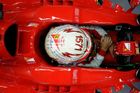 FOTO Alonso v Indii slaví, Vettel si hraje na mechanika