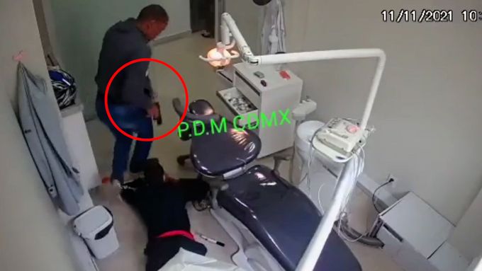 Zkušený policista zneškodnil dva lupiče, kteří vtrhli do zubní kliniky.