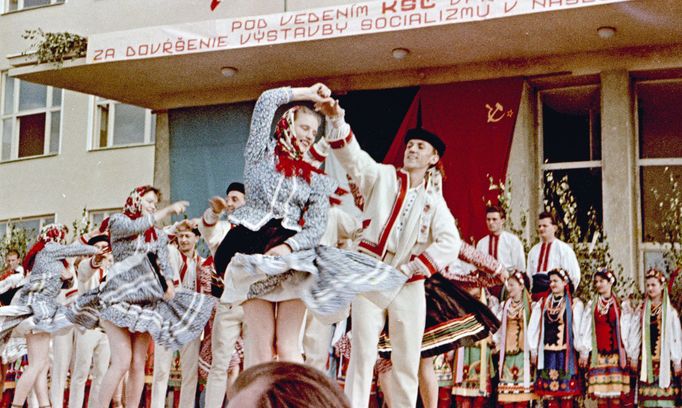 Lidové tanečnice před školou během folklorní akce ve městě Poltár v Banskobystrickém kraji. Rok 1958