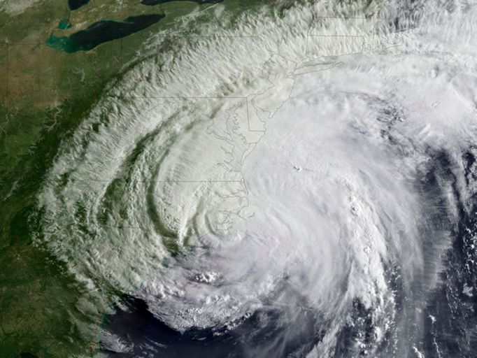 Snímek z NOAA: Oko hurikánu dosáhlo americké pevniny v sobotu 27. 8. přibližně v 13:30 našeho času v Severní Karolíně u Cape Lookout.