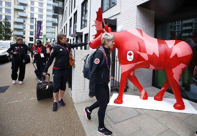 Members of the Canadian women's soccer team arrive at the Athletes' Village at the Olympic Park in London July 18, 2012. REUTERS/Jae C. Hong/Pool (BRITAIN - Tags: SPORT OLYMPICS SOCCER) Published: Čec. 18, 2012, 8:53 odp.