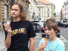 Černou zmrzlinu ochutnali i teenageři Franta a Josef.