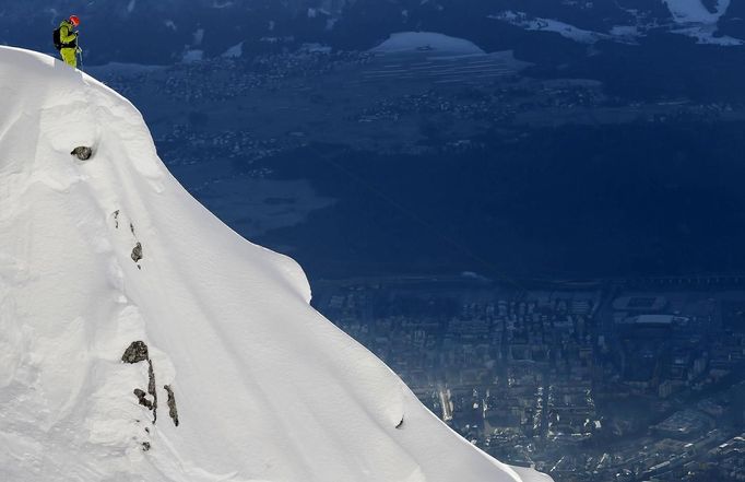 Austrian freeride skier Christoph Ebenbichler looks down from Seegrube mountain during a freeride skiing tour in Innsbruck December 30, 2012. Backcountry or freeride skiers ski away from marked slopes with no set course or goals, in untamed snow, generally in remote mountainous areas. Picture taken December 30, 2012. REUTERS/ Dominic Ebenbichler (AUSTRIA - Tags: SPORT SKIING SOCIETY) Published: Led. 21, 2013, 10:17 dop.