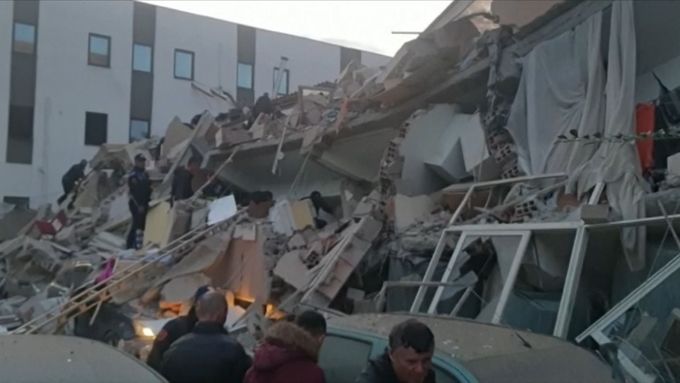 Zemětřesení v Albánii poškodilo desítky budov.