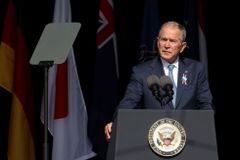 Bush si na videu spletl invazi na Ukrajinu s Irákem. Je mi 75 let, omlouval se