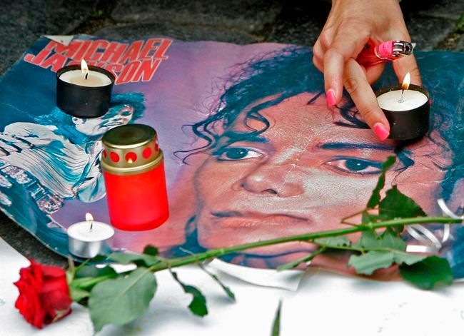 Fanoušci Michaela Jacksona se loučí s králem popu na Staroměstském náměstí v Praze