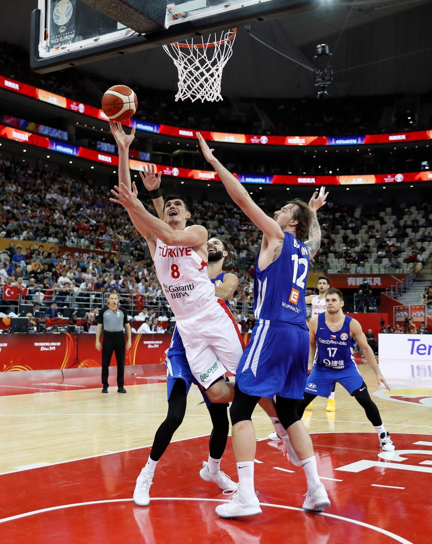 basketbal, MS 2019, Česko - Turecko, Ersan Ilyasova se prodírá pod českým košem