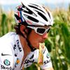 Andy Schleck se posiluje během 19. etapy Tour de France