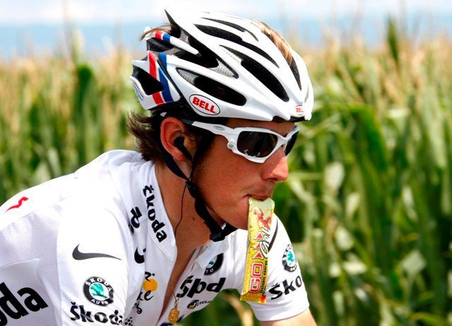 Andy Schleck se posiluje během 19. etapy Tour de France