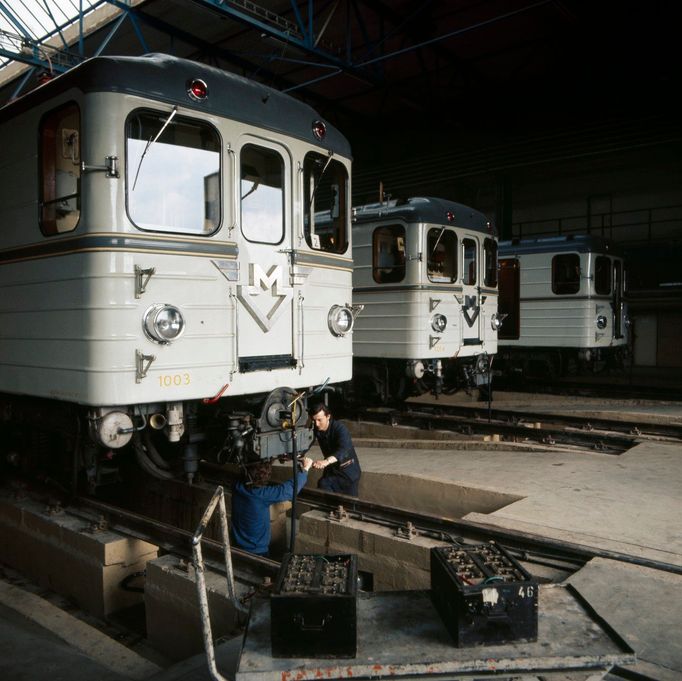 Vozy pražského metra v depu Kačerov, kde se nacházelo kompletní středisko pro údržbu vozů metra trasy C z Kačerova na Sokolovskou (od roku 1990 Florenc). 1975