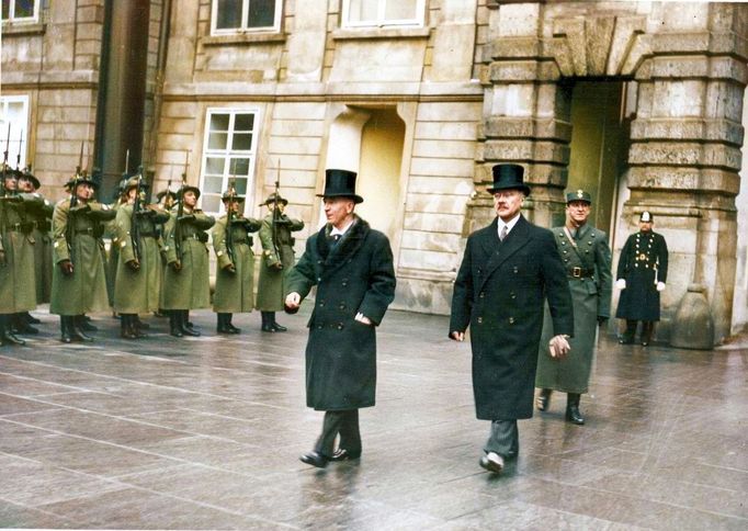 Edvard Beneš už jako prezident Československa v roce 1935. Na snímku s Dr. Milanem Hobžou. Kolorováno