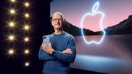 Šéf technologického giganta Apple Tim Cook drží nový iPhone. V pozadí vidíte notoricky známé logo společnosti - nakousnuté jablko.