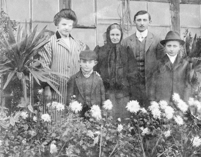 Rodinná fotografie v Rokycanech z roku cca 1900. Jan Mikolášek je na ní zachycen jako malý chlapec v popředí.