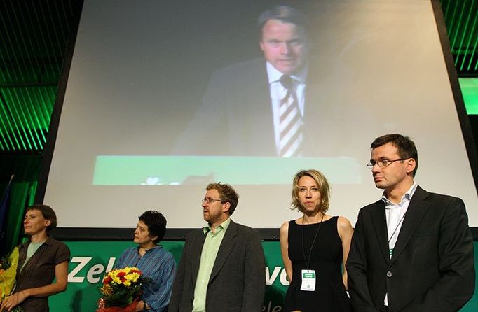 Nové vedení strany pohromadě (zprava) - Ondřej Liška (1. místopředseda), Kateřina Jacques (2. místopředsedkyně), Martin Ander (3. místopředseda), Džamila Stehlíková (členka předsednictva), Zuzana Drhová (členka předsednictva) a předseda Martin Bursík (vzadu na plátně).