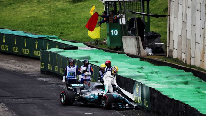Lewis Hamilton vystupuje z rozbitého Mercedesu v kvalifikaci na GP Brazílie.