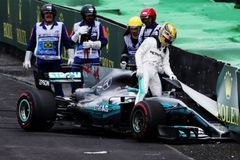 Záhada v Sao Paulu. Novopečený šampion Hamilton netuší, proč poslal Mercedes do bariéry