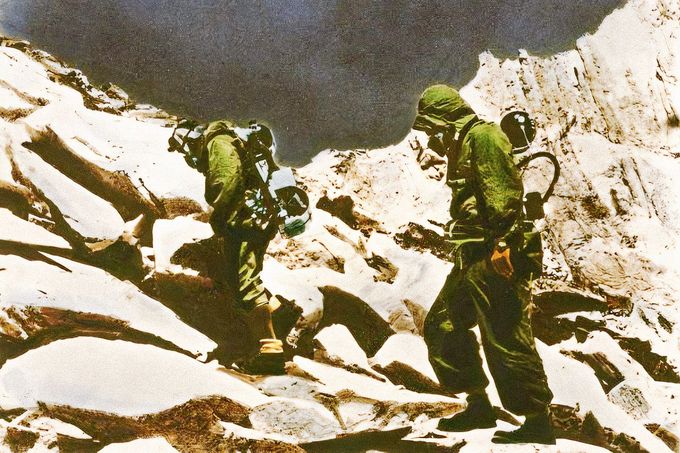 Expedice během výstupu na Everest na jaře roku 1953. Záběr z  dokumentárního filmu "Dobytí Everestu", který v roce 1953 uvedl do kin Novozélanďan George Lowe.