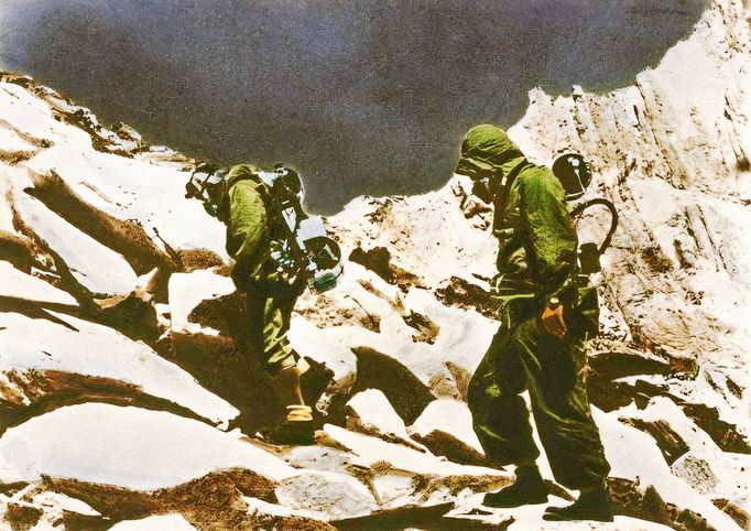 Expedice během výstupu na Everest na jaře roku 1953. Záběr z  dokumentárního filmu "Dobytí Everestu", který v roce 1953 uvedl do kin Novozélanďan George Lowe.