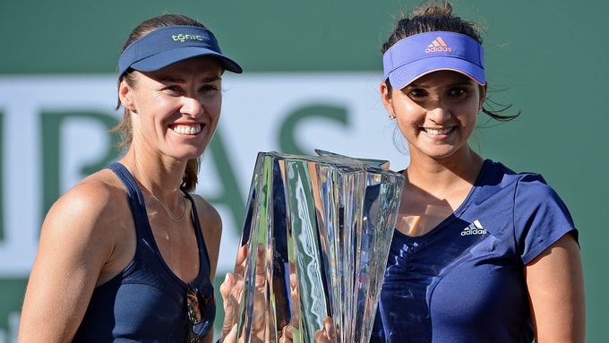 Martina Hingisová se Sanií Mirzaovou s trofejí za vítězství ve čtyřhře v Indian Wells