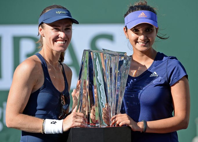 Martina Hingisová se Sanií Mirzaovou s trofejí za vítězství ve čtyřhře v Indian Wells