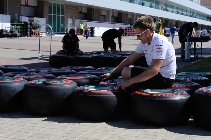 Inženýr Mercedesu kontroluje pneumatiky, které tým dostal pro Grand Prix Koreje