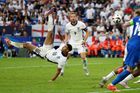 Anglie - Slovensko 1:1. V páté minutě nastavení srovnává nůžkami Bellingham