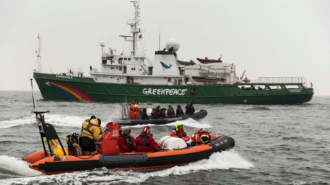 Aktivisté Greenpeace čekají na ruský ropný tanker Michail Uljanov u haagských břehů.