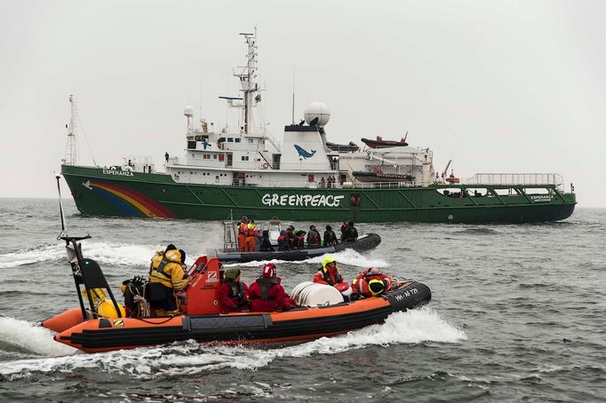 Aktivisté Greenpeace čekají na ruský ropný tanker Michail Uljanov u haagských břehů.