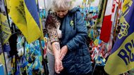 Šestašedesátiletá důchodkyně Natalija Lipejová zvedne rukáv a na jejím předloktí se objeví barevné tetování: meč s křídly, znak výsadkové brigády, v níž její syn Viktor padl v roce 2022 při bojích s ruskými agresory.