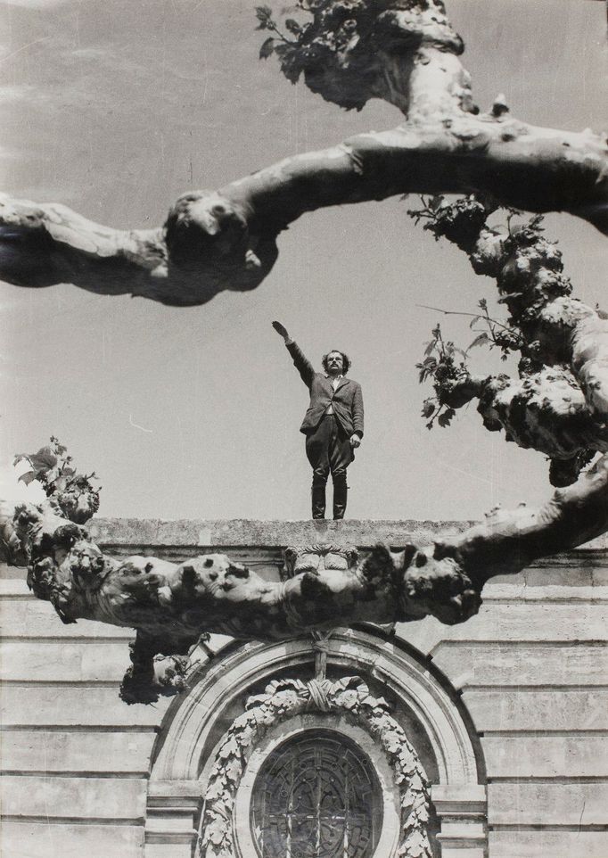 Fotografie z cyklu Okupace od Anselma Kiefera z roku 1969.