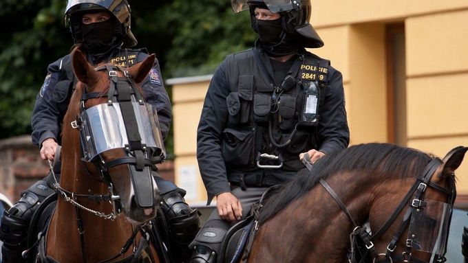 Policistům se podařilo zbavit nedůvěry občanů až po roce 2000, od té doby si své postavení zlepšují.