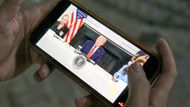 Palestinský záchranář Saeed Awad sleduje v nemocnici Al-Aksá v Deir al-Balah v centrální části Pásma Gazy na svém telefonu vystoupení amerického prezidenta Donalda Trumpa. Ten oznamuje, že Izrael a Hamás se dohodly na první fázi mírového plánu k pozastavení bojů, návratu rukojmích a stažení izraelské armády na dohodnutou linii příměří.