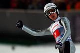 Třetí individuální závod Světového poháru skokanů na lyžích v Kuusamu měl dva vítěze. Simona Ammanna...