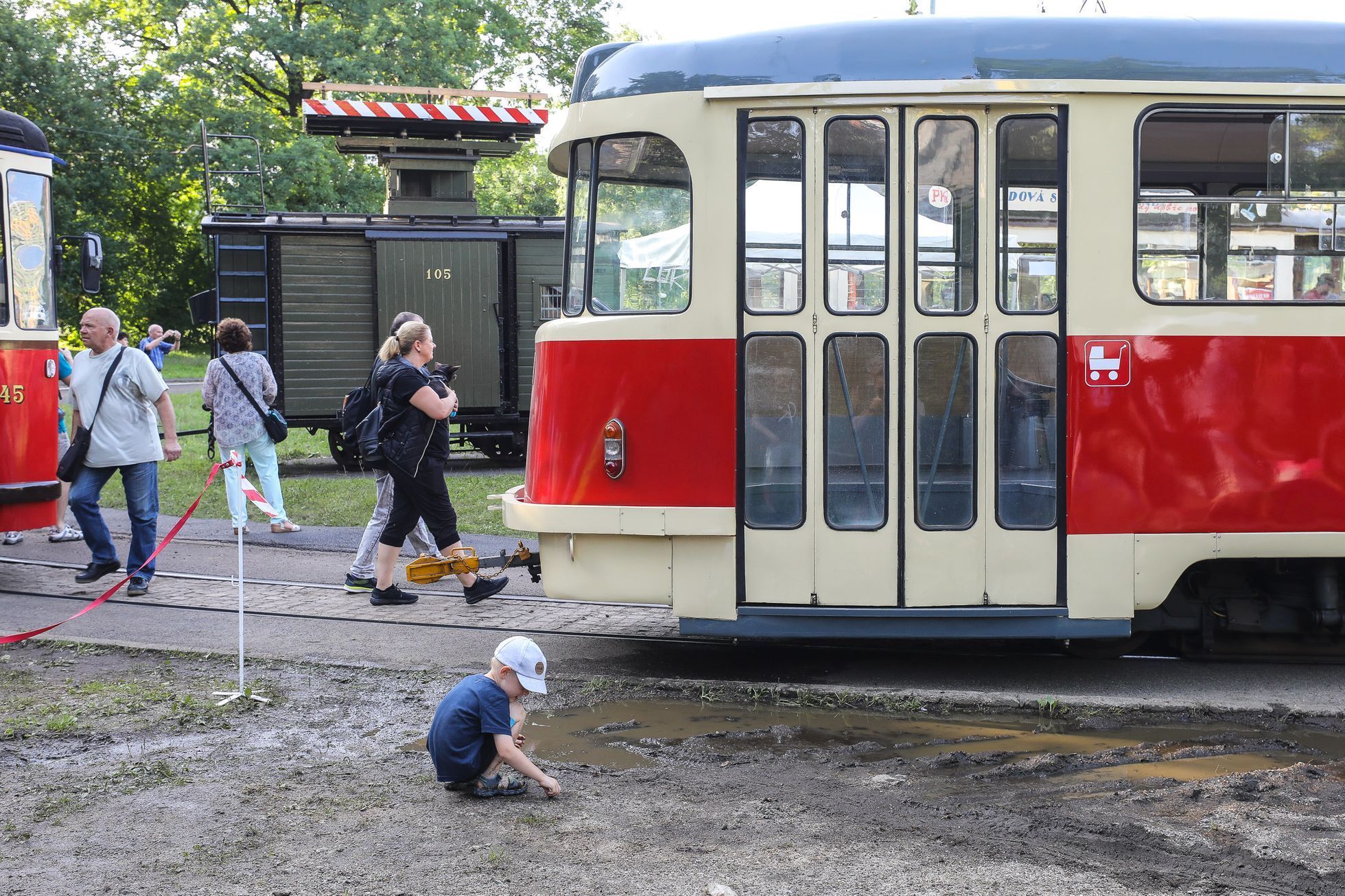 Průvod tramvají, tramvaj, trať Jablonec nad Nisou - Liberec, loučení, rozchod kolejí 1000 milimetrů, šotouš