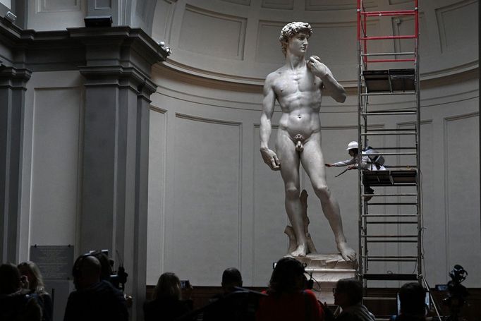 Čištění Michelangelova Davida.