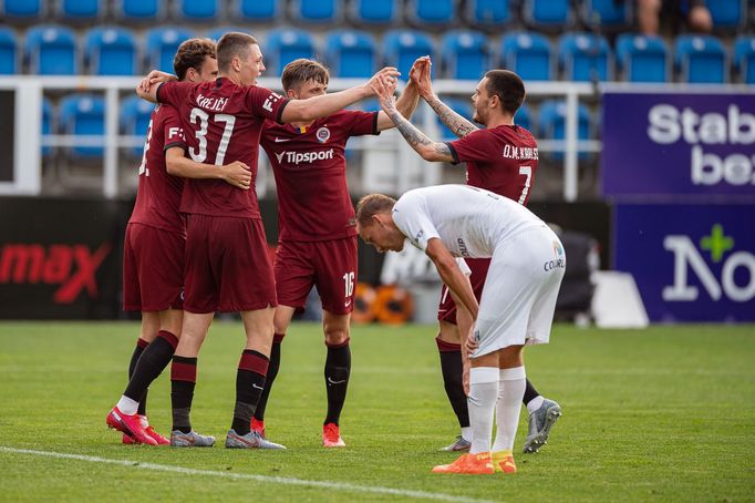 30. kolo fotbalové Fortuna:Ligy 2019/20, Slovácko - Sparta: Sparťané se radují z gólu.