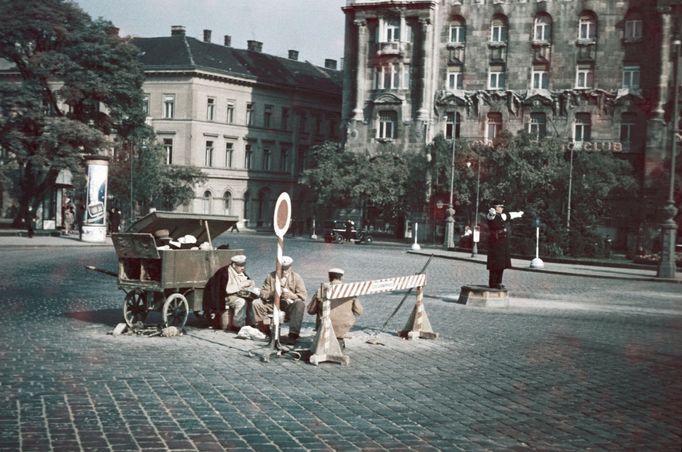 Na snímku (Ferenc József) náměstí v Budapešťi, vlevo sídlo maďarské státní policie, uprostřed Zrínyiho ulice, vpravo Greshamův palác. Foto z roku 1940.