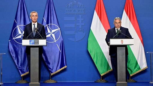 Šéf NATO Jens Stoltenberg a maďarský premiér Viktor Orbán na tiskové konferenci v Budapešti 12. června 2024